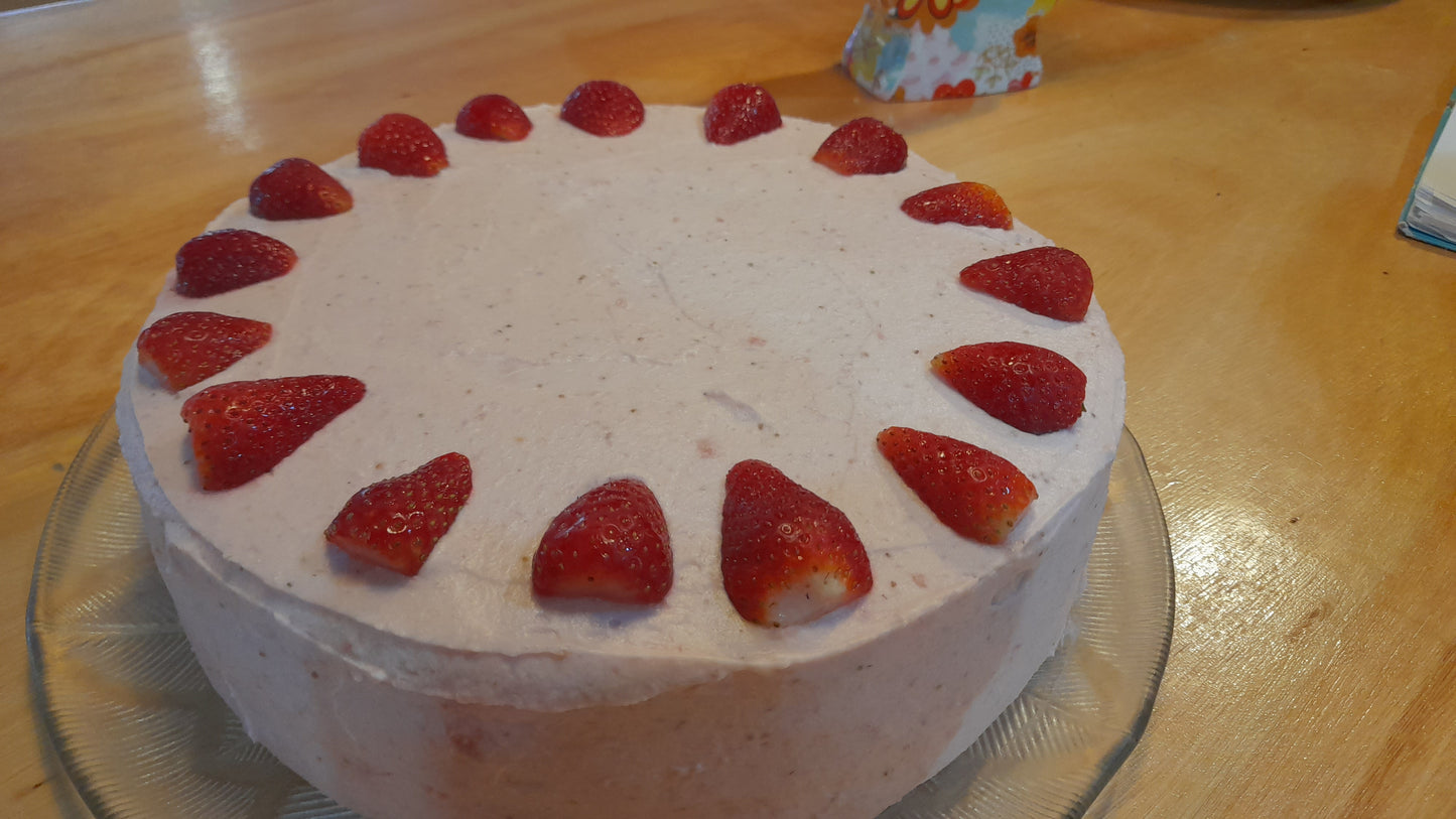 Tarta de nata y fresas con puré de fresas frescas