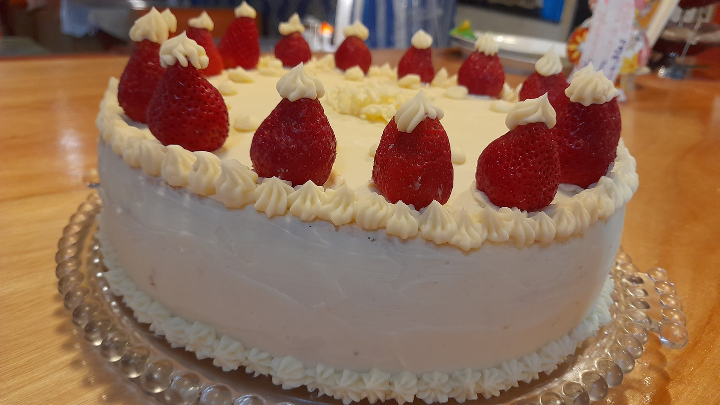 Tarta de nata y fresas con puré de fresas frescas