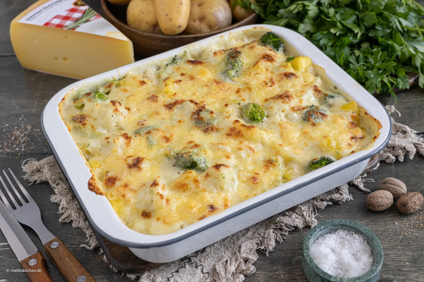 Gratinado vegetariano sustancioso al horno con patatas y verduras