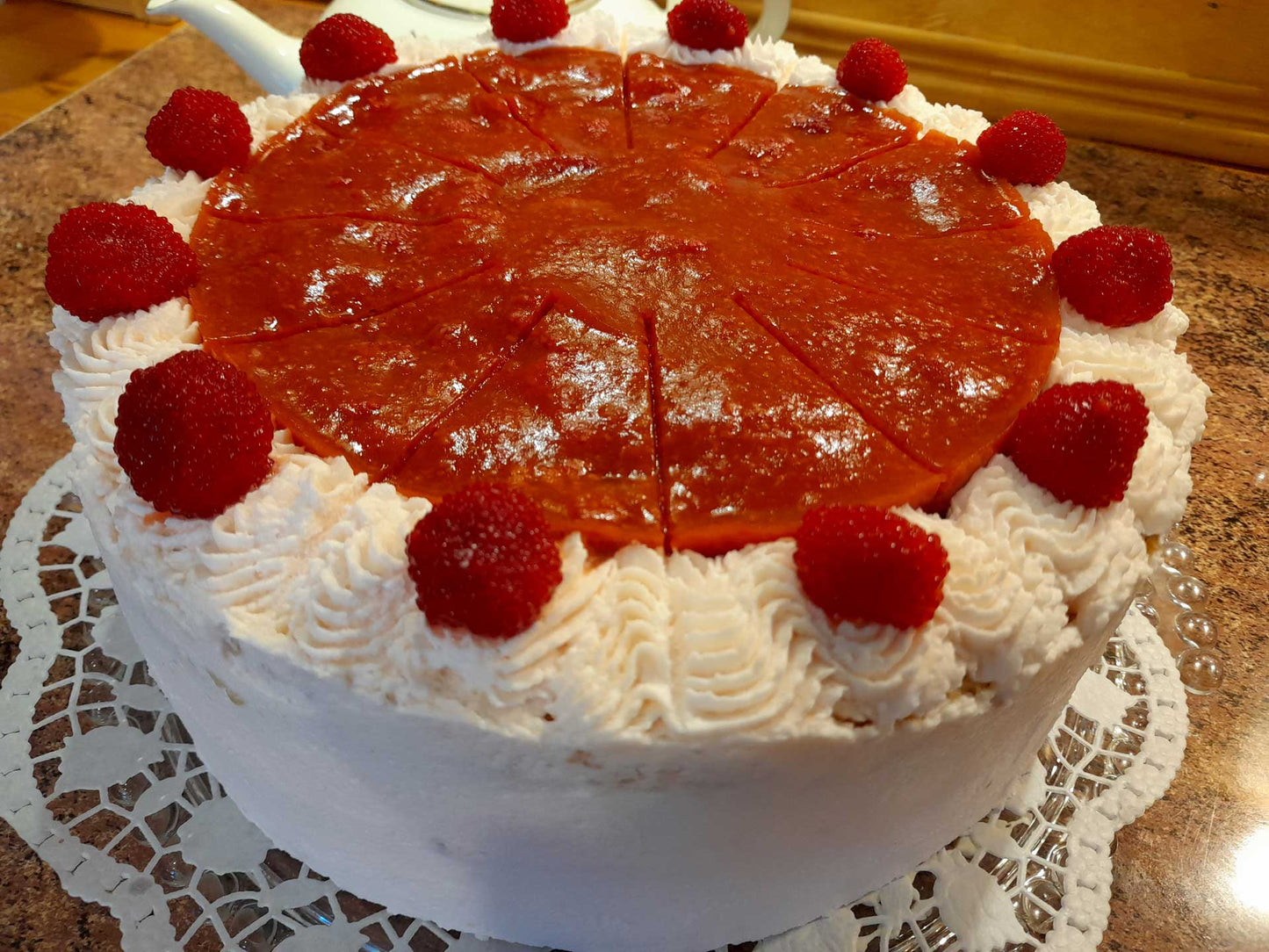 Tarta de nata y frambuesas con topping de frutas