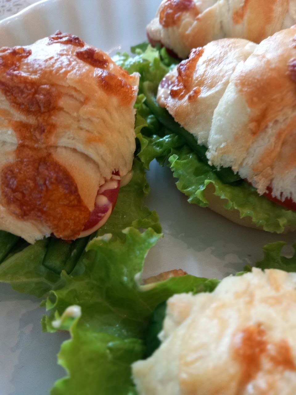 Kaesecroissant belegt mit frischem Gemuese - verfeinert mit einer hausgemachten Gewürzcreme