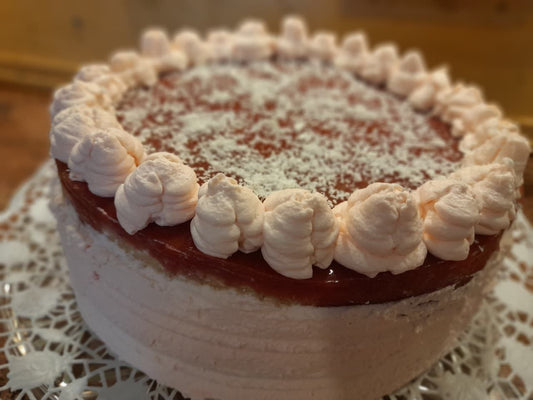 Tarta de nata y fresas con puré de fresas frescas