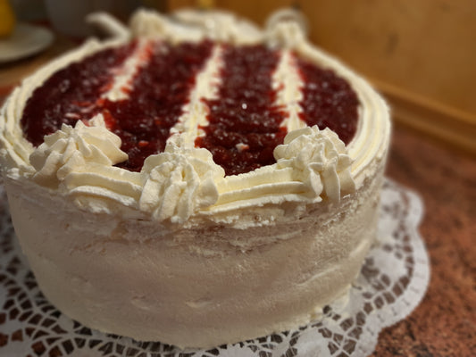 Sahnetorte mit frischem saisonalem Obst (Erdbeeren, Brombeeren, Himbeeren, Grosella..)