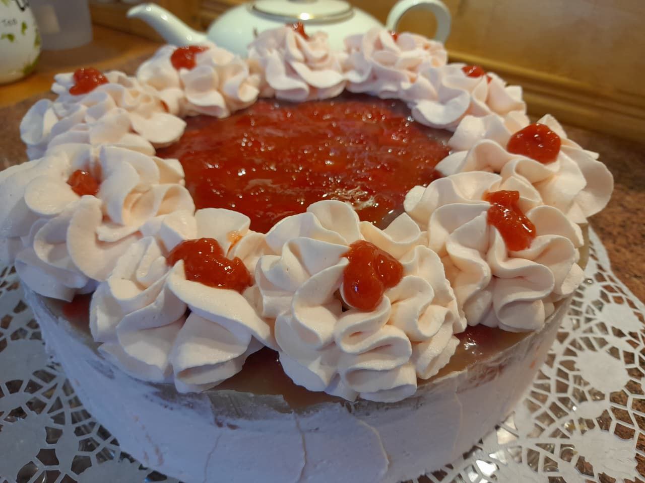 Tarta de nata y frambuesas con topping de frutas