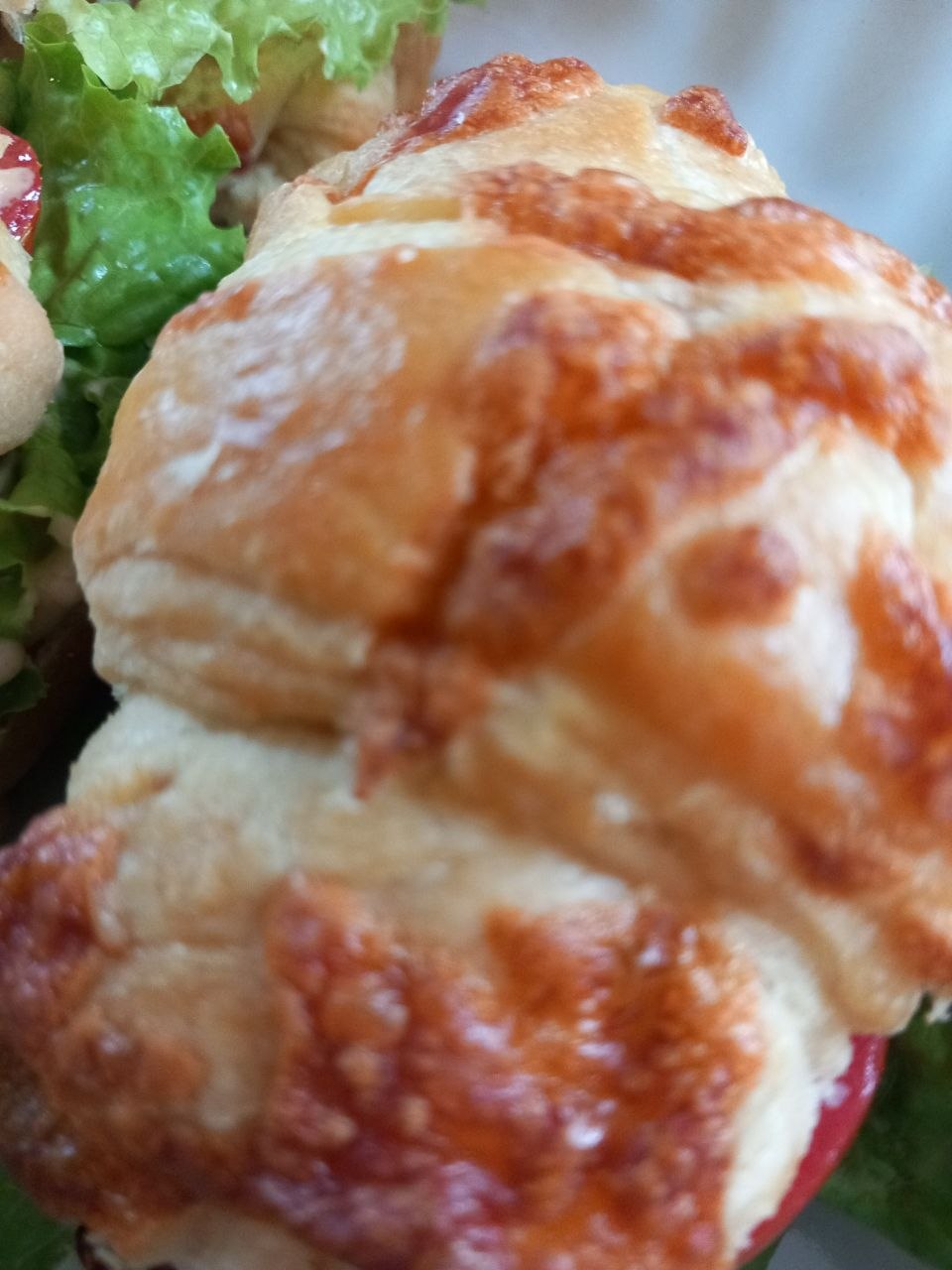 Kaesecroissant belegt mit frischem Gemuese - verfeinert mit einer hausgemachten Gewürzcreme