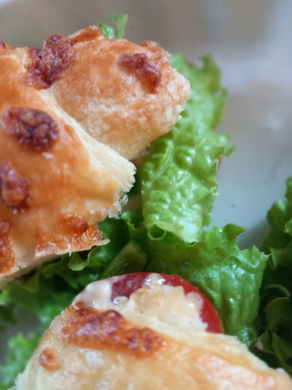 Kaesecroissant belegt mit frischem Gemuese - verfeinert mit einer hausgemachten Gewürzcreme