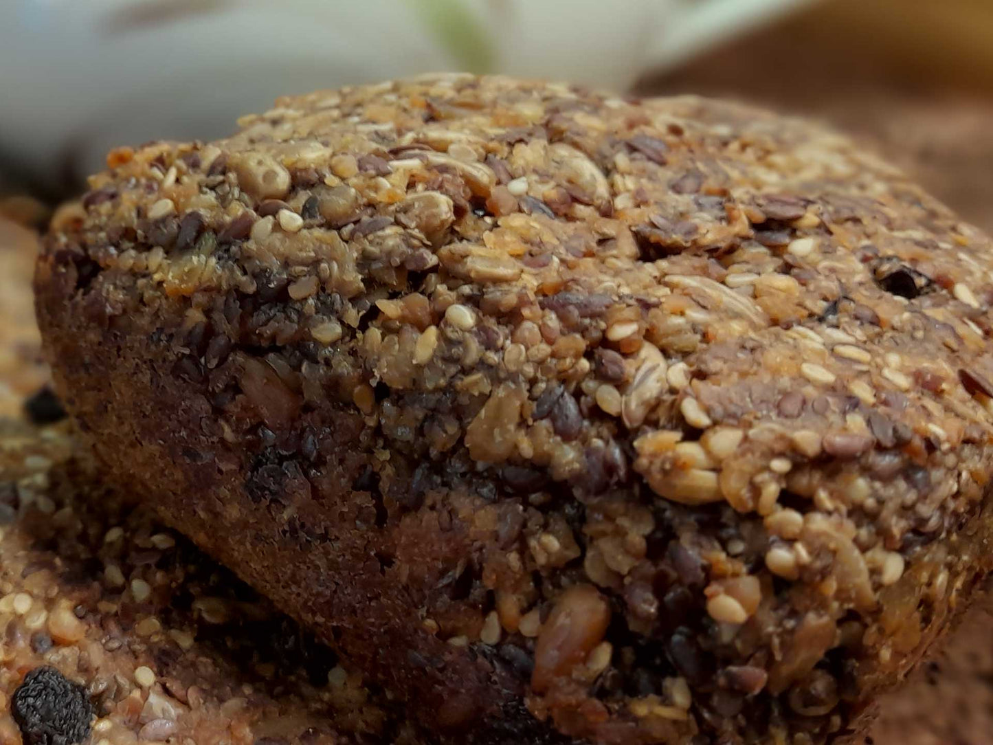 Pan vegano con semillas, sin gluten y con pasas sin azufre