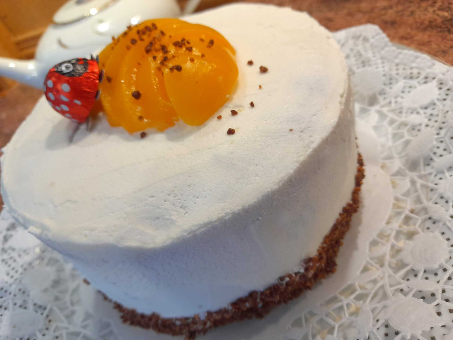 Tarta de nata y fresas con puré de fresas frescas