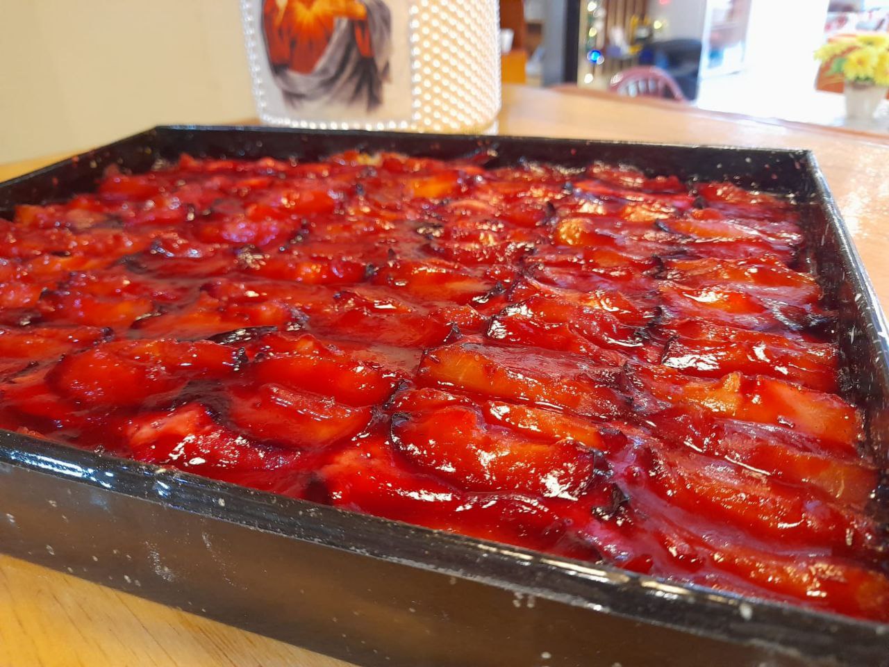 pasteles de ciruelas en bandeja: afrutada y deliciosa