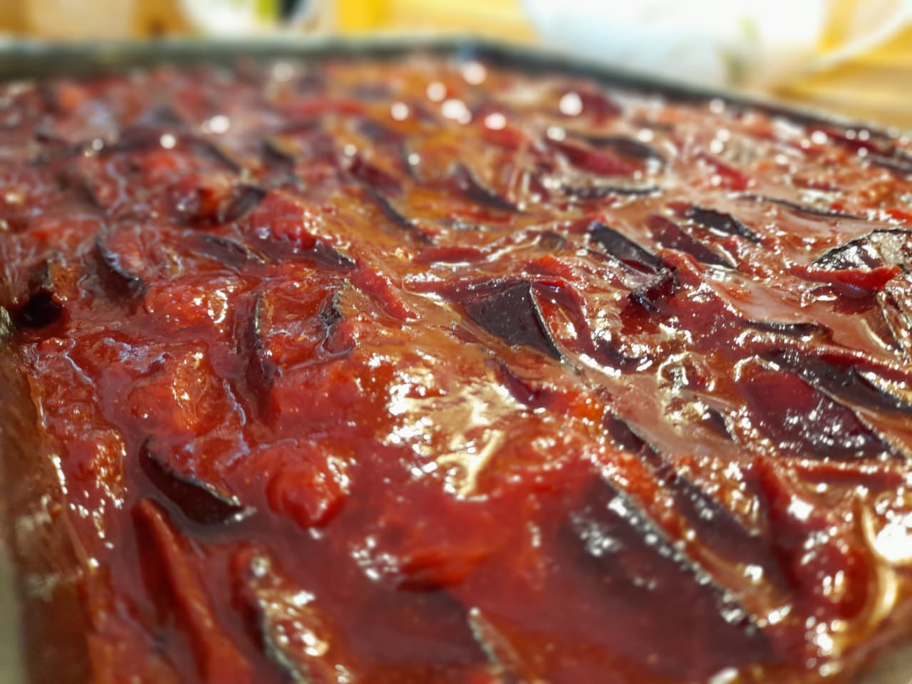 pasteles de ciruelas en bandeja: afrutada y deliciosa