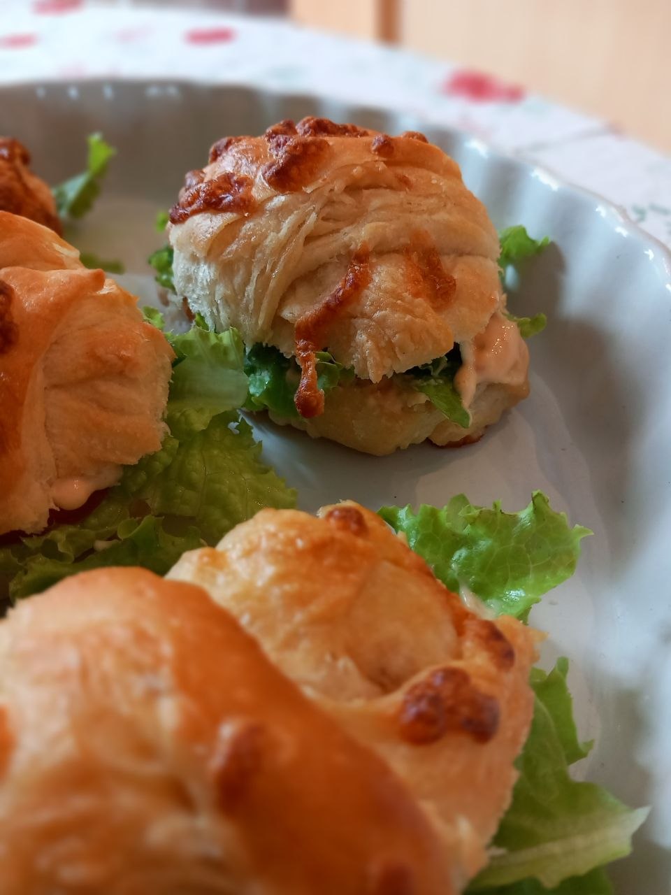 Kaesecroissant belegt mit frischem Gemuese - verfeinert mit einer hausgemachten Gewürzcreme