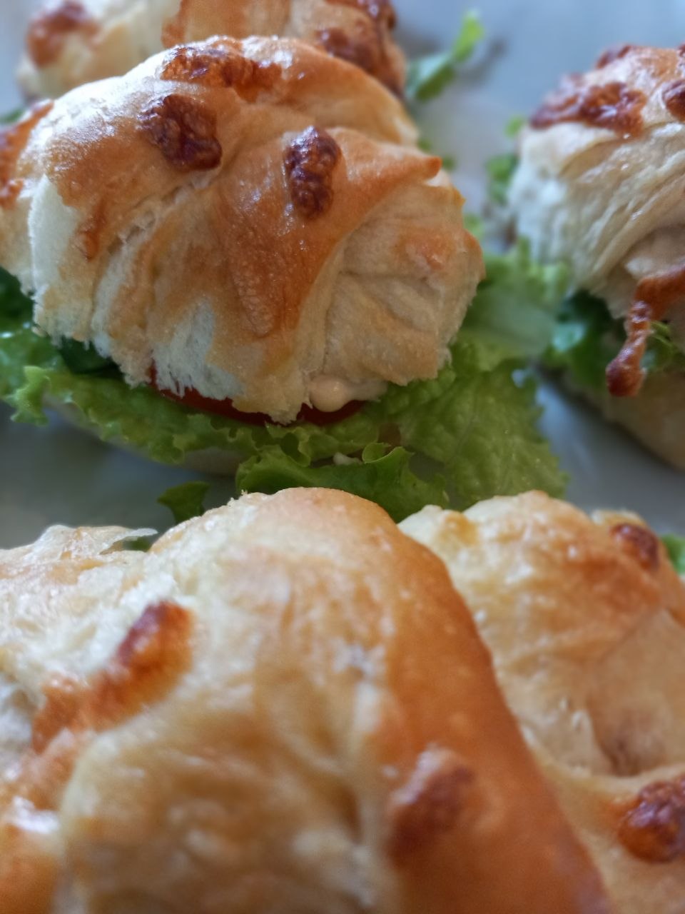 Kaesecroissant belegt mit frischem Gemuese - verfeinert mit einer hausgemachten Gewürzcreme